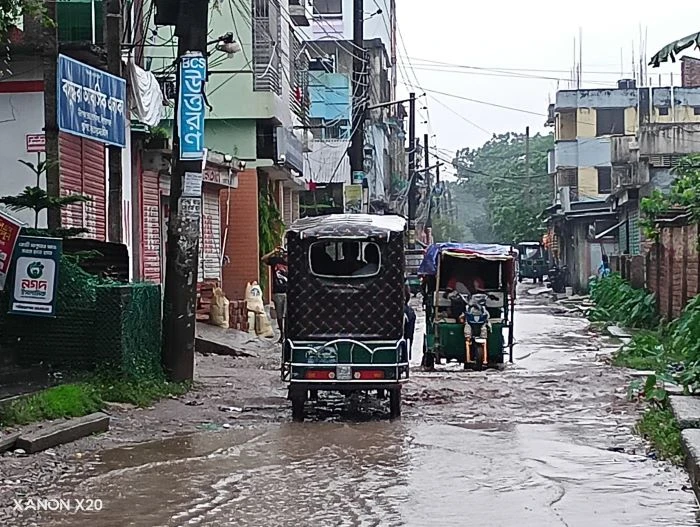 খানাখন্দ আর বৃষ্টির পানিতে নাজেহাল শোলাকিয়া-নীলগঞ্জ সড়ক
