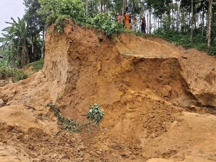 মিরসরাইয়ে মাটি কাটতে গিয়ে পাহাড় ধ্বসে কিশোর নিহত
