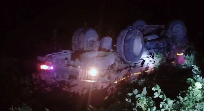 ঘোড়াশালে ট্রেনের ধাক্কায় ট্রাক উল্টে বিলে, ট্রেন চলাচল বন্ধ