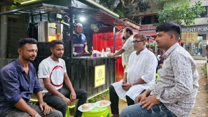 টাঙ্গাইলের নতুন আড্ডাখানা: শহরজুড়ে বাড়ছে ফুড কার্ট সংস্কৃতি