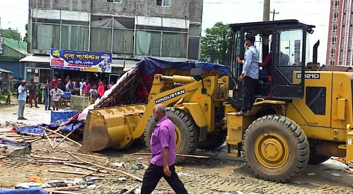 ধামরাইয়ে সড়ক ও জনপথের উচ্ছেদ অভিযানে হামলা, আহত দুইজন