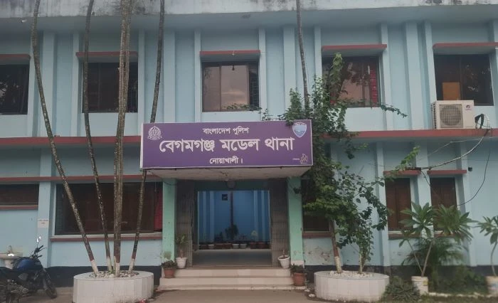 নোয়াখালীতে আবাসিক হোটেলে ডিবির অভিযান, ১৪ নারী-পুরুষ আটক