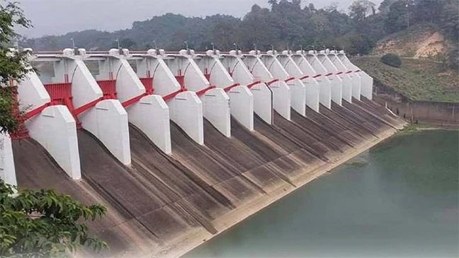 কাপ্তাই হ্রদে পানির স্তর বিপজ্জনকভাবে নিচে, বিদ্যুৎ উৎপাদনে ধস