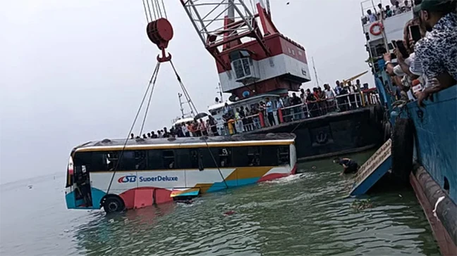 উদ্ধার হলো দৌলতদিয়া ফেরিঘাটে ডুবে যাওয়া বাসটি, চালক ও সহকারী হাসপাতালে