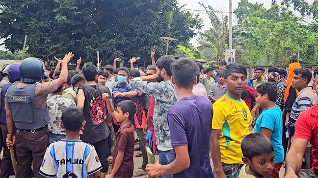 ছুটি না পেয়ে কর্মস্থলেই মৃত্যু, ক্ষোভে সড়ক অবরোধ-ভাঙচুর