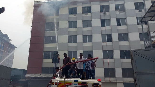 গাজীপুরে পোশাক কারখানায় আগুন, নিয়ন্ত্রণে ফায়ার সার্ভিসের ৫ ইউনিট