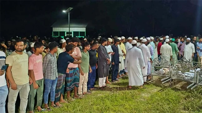 মা ও তিন মেয়েকে পাশাপাশি দাফন, একমাত্র ছেলের আহাজারিতে ভারী পরিবেশ