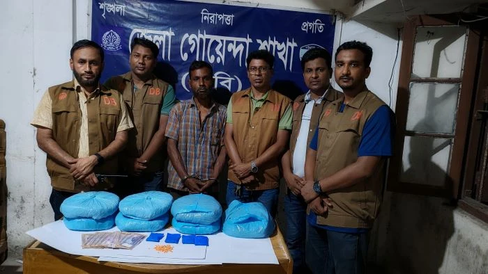 নোয়াখালীতে বিপুল পরিমাণ ইয়াবা ও গাঁজা'সহ মাদক কারবারি গ্রেপ্তার