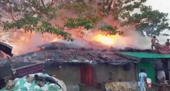 বাঁশখালীর শীলকূপে ভয়াবহ অগ্নিকাণ্ডে ৫ বসতঘর পুঁড়ে ছাই