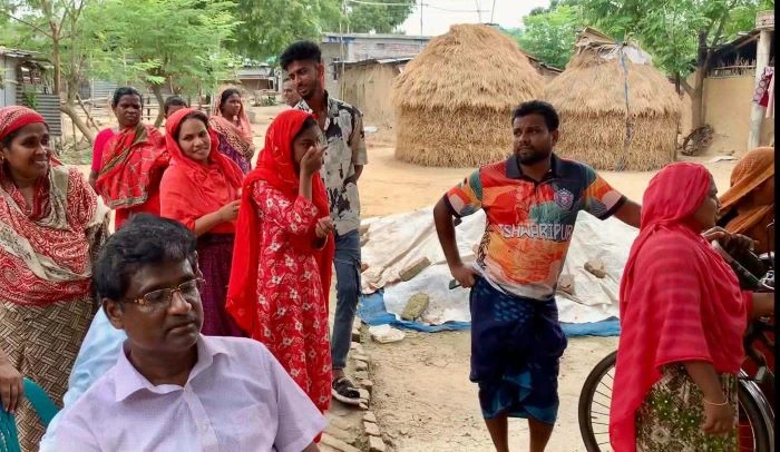 মাছির অত্যাচারে অতিথি আসে না, খামারের দূষণে বিপাকে গোদাগাড়ীর গ্রামবাসী