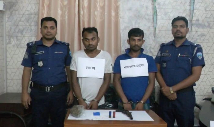 লক্ষ্মীপুরে অস্ত্র ও মাদকসহ ২ কারবারিকে আটক করে পুলিশে দিলো জনতা