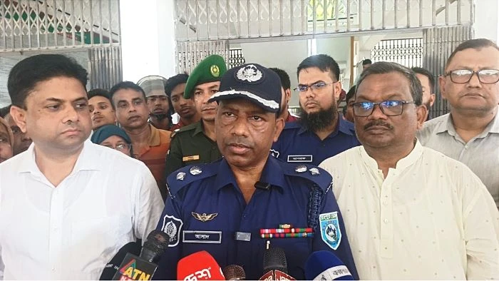‎লালমনিরহাটে ভুট্টা ক্ষেত থেকে শিশুর বস্তাবন্দি লাশ উদ্ধার : রণক্ষেত্র ফলিমারী, এসপিসহ আহত ১৬, ওসি ক্লোজড ও আটক ২