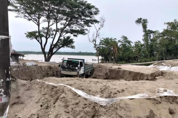 ২টি বালুর স্তূপ ও ২টি  ড্যাম্পার জব্দ, বাঁশখালীর শঙ্খ নদী থেকে অবৈধভাবে বালু উত্তোলনের অভিযোগে অভিযান