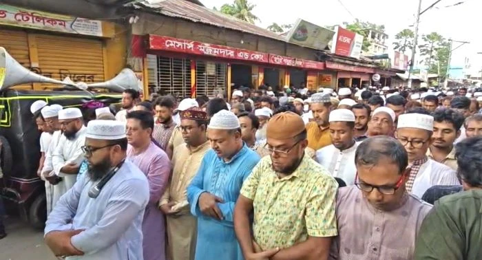লক্ষ্মীপুরে একই পরিবারের চারজনকে কুপিয়ে হত্যার ঘটনায় মামলা: জানাজায় অশ্রুসিক্ত নয়নে বিদায়