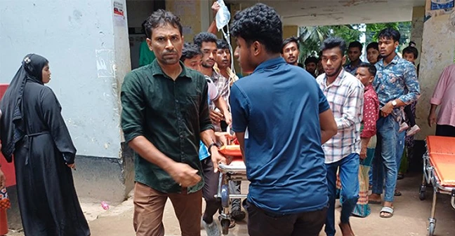 লক্ষ্মীপুরের রায়পুরে এক পরিবারের তিনজনকে কুপিয়ে হত্যা, সন্দেহভাজন আটক