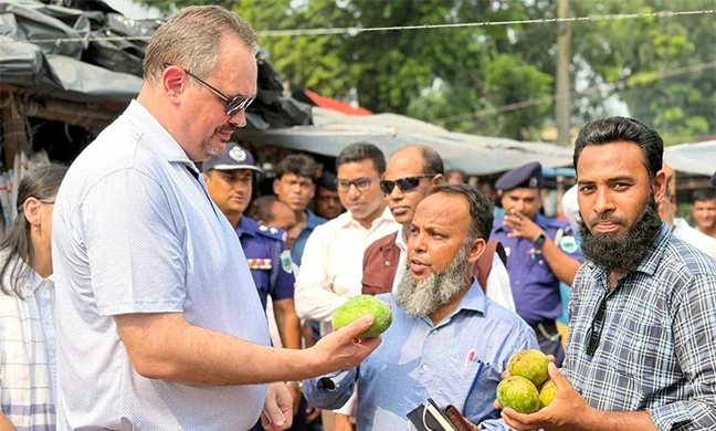 রাজশাহীতে আমের বাজার ঘুরে দেখলেন মার্কিন রাষ্ট্রদূত