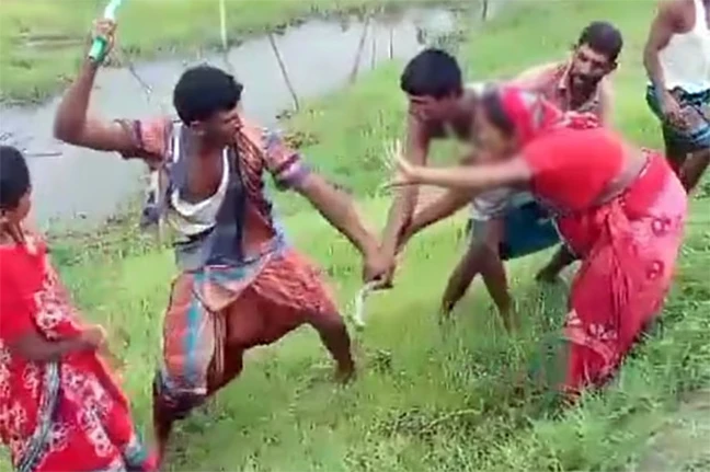 নোয়াখালীতে প্রকাশ্যে নারীকে পেটালেন যুবদল নেতা, ভিডিও ভাইরাল