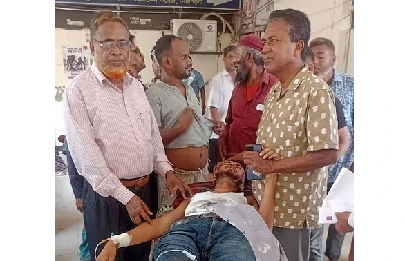 সিগারেট খেতে নিষেধ করায় ছাত্রদল নেতাসহ ছয়জনকে গুলি (ভিডিও)