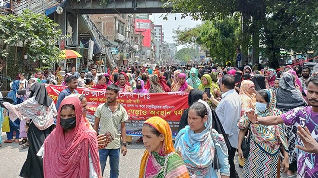 রামপুরায় পোশাক শ্রমিকদের সড়ক অবরোধ, যান চলাচল বন্ধ