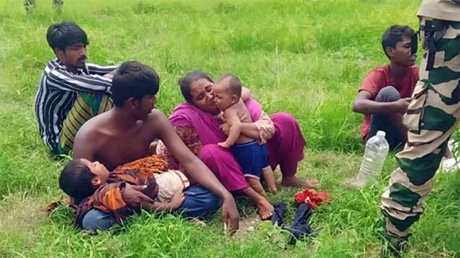 দুদিন ধরে খোলা আকাশের নিচে, শিশুদের নিয়ে অসহায় এক মায়ের আকুতি