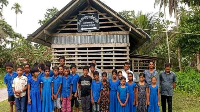 তিন বছর ধরে ছাপড়া ঘরে পাঠদান, নতুন ভবনের অপেক্ষায় কে কে বৌলপুর সরকারি প্রাথমিক বিদ্যালয়
