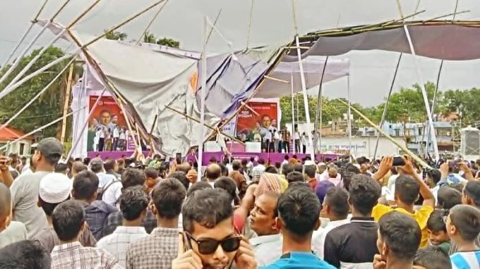 প্রধানমন্ত্রী আসার আগেই ভেঙে পড়লো সভামঞ্চের প্যান্ডেল