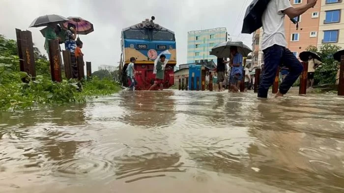 টানা বৃষ্টিতে তলিয়ে গেছে রেললাইন, এক হাজার যাত্রী নিয়ে আটকা পর্যটক এক্সপ্রেস