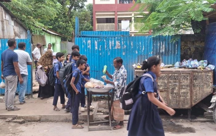 শেরপুরে প্রাথমিক বিদ্যালয়ের গেটে পৌর- ডাস্টবিন, স্বাস্থ্যঝুঁকিতে কোমলমতি শিক্ষার্থীরা