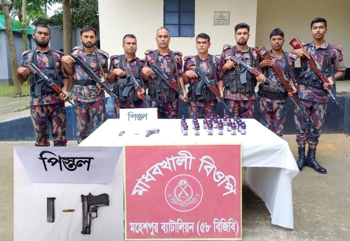 জীবননগর সীমান্তে পিস্তল, গুলি ও ভারতীয় এস্কাফ সিরাপ উদ্ধার
