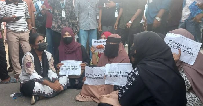 চাঁদপুরে শিক্ষামন্ত্রীর পদত্যাগ দাবিতে শিক্ষার্থীদের সড়ক অবরোধ, সড়কে তীব্র যানজট