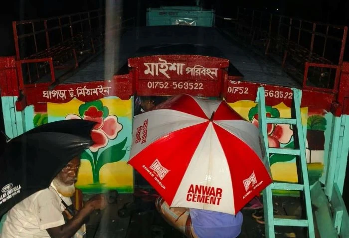 কিশোরগঞ্জে লাশবাহী নৌকায় ডাকাতি, মোবাইল-টাকা লুট
