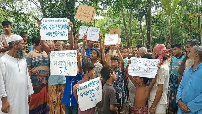 আমতলীতে প্রবাহমান খালে নেট দিয়ে মাছ চাষের প্রতিবাদে কৃষকসহ ভূক্তভোগিদের মানববন্ধন ও বিক্ষোভ