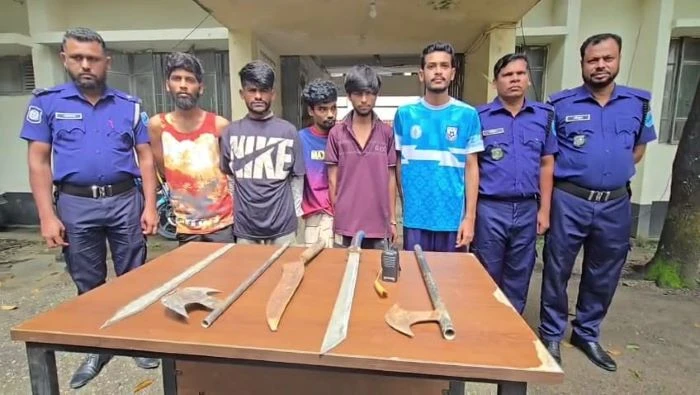 পলাশে ডাকাতির প্রস্তুতিকালে দেশীয় অস্ত্রসহ পাঁচজন গ্রেপ্তার 