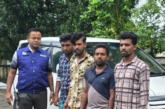 ডিবি পরিচয়ে ব্যবসায়ী অপহরণ ও লুটপাট, ধামরাইয়ে ভুয়া ডিবি চক্রের ৪ সদস্য গ্রেফতার