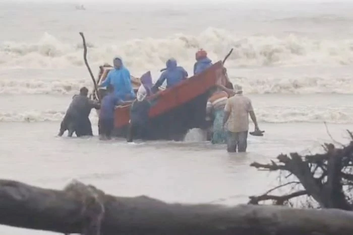 কুয়াকাটা সংলগ্ন বঙ্গোপসাগরে ৩ ট্রলার ডুবি : ১৩ জেলে নিখোঁজ, একজনের মরদেহ উদ্ধার