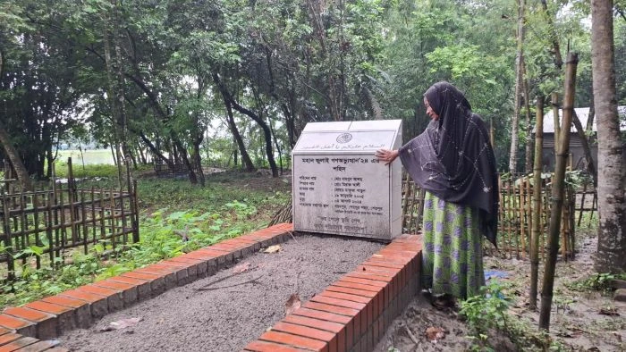 মামলার দৃশ্যমান বিচার কার্যক্রম শেষ না হওয়ায় অঝোরে কাঁদেন শহীদ মাহবুবের মা