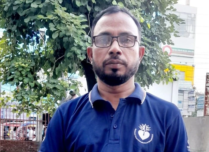 ফরিদপুর প্রেসক্লাবের নীরব প্রহরী জাকির, ৩৭ বছর পরও টাকার অভাবে ধুকছে চিকিৎসা!