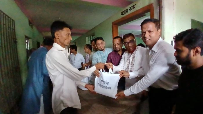 ১৪০০ বন্যার্ত পরিবারকে ত্রাণ : এখনো কাটেনি দুর্ভোগ,  স্পষ্ট হয়ে উঠেছে ক্ষয়ক্ষতির চিত্র