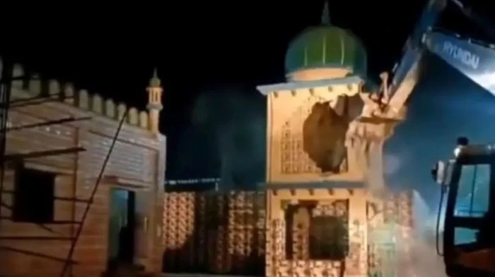 আবারও ভারতে উচ্ছেদ অভিযানে ভাঙা হলো মসজিদ-মাজার