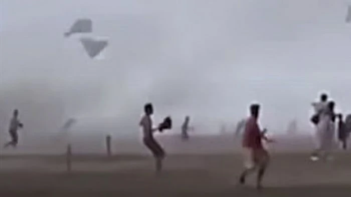 কক্সবাজার সৈকতে টর্নেডো, আতঙ্কে ছোটাছুটি