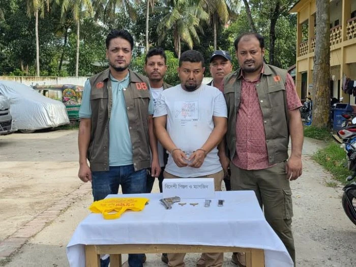 কুমিল্লায় স্কুলছাত্র ইথান গুলিবিদ্ধের ঘটনায় দুর্ধর্ষ সন্ত্রাসী অপু পিস্তল-গুলিসহ গ্রেফতার