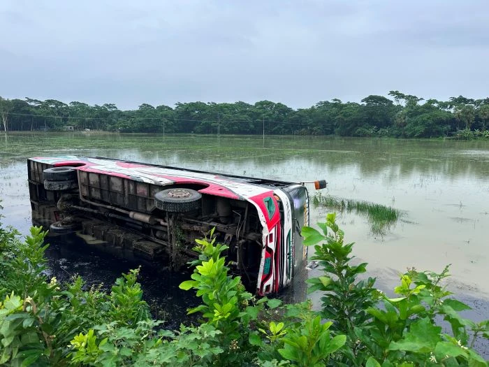 দশমিনা এক্সপ্রেস বন্ধের দাবি: বাউফলে নিয়ন্ত্রণ হারিয়ে ঢাকাগামী বাস খাদে, আহত ২০