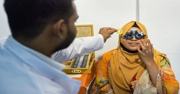 মাত্র ১০ ডলারের চশমায় বদলে যাচ্ছে বাংলাদেশের পোশাকশিল্প