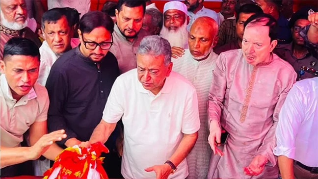স্বাভাবিক পরিস্থিতি না ফেরা পর্যন্ত ত্রাণ বিতরণ চলবে: আমির খসরু