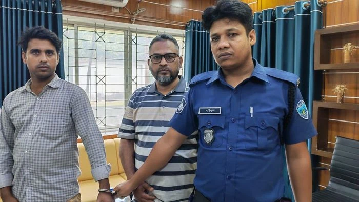কুমিল্লা নির্বাচন অফিসে ভুয়া কর পরিদর্শকসহ দুই প্রতারক আটক