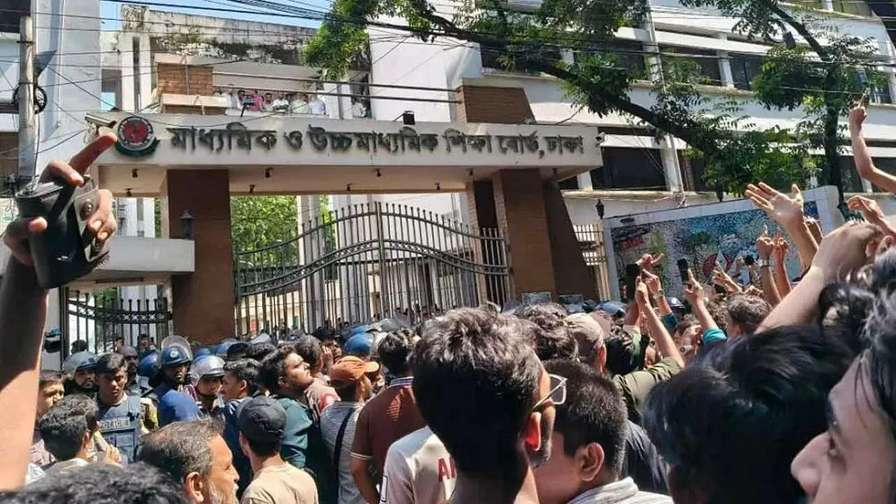 তিন দফা দাবিতে ঢাকা শিক্ষাবোর্ড ঘেরাও করলেন এইচএসসি পরীক্ষার্থীরা (ভিডিও)