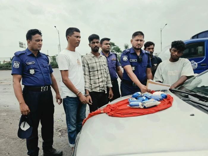 দাউদকান্দিতে ১৬ হাজার পিস ইয়াবাসহ দুই মাদককারবারী গ্রেপ্তার , প্রাইভেটকার জব্দ