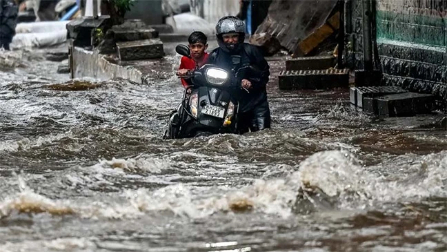 ভারী বৃষ্টিতে বিপর্যস্ত মুম্বাই, জরুরি প্রয়োজন ছাড়া বাইরে না যাওয়ার আহ্বান