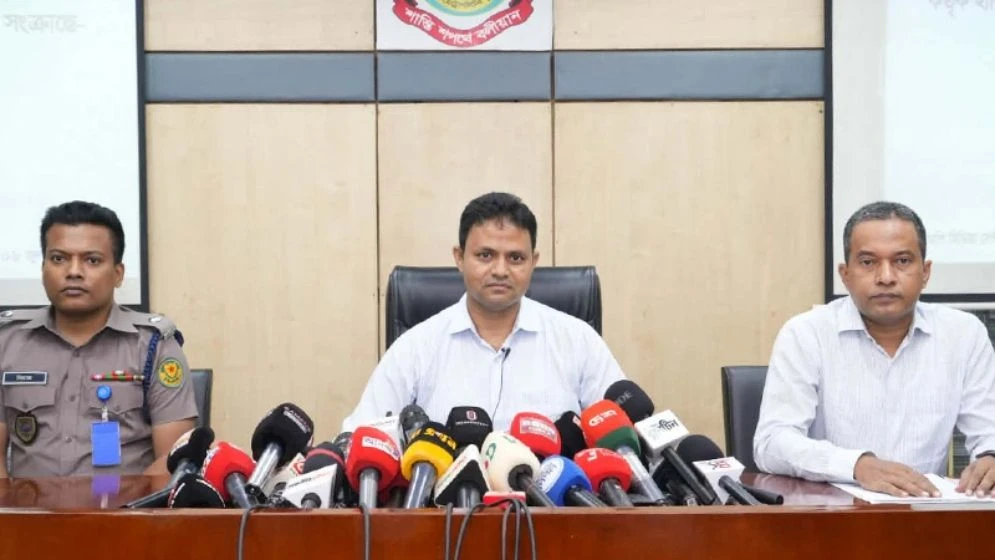 হানিট্র্যাপে ফাঁদ, ভিডিও ছড়ানোর হুমকি—ডিবির হাতে ৫ সদস্য