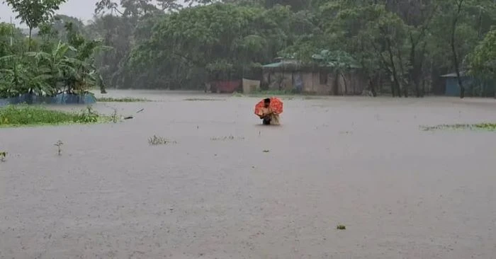 হাতিয়ায় জোয়ারের পানি-ভারী বর্ষণে উপকূল বিপর্যস্ত